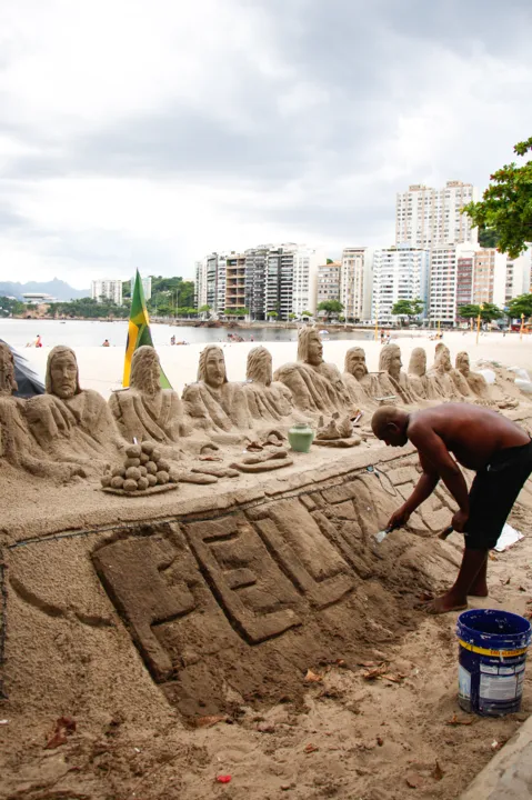 Escultura de areia na praia de Icaraí