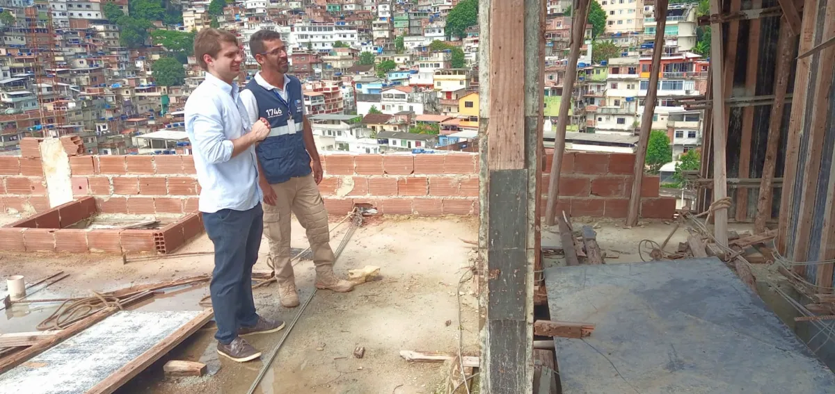 Construção irregular de 10 andares é demolida na Zona Sul do Rio