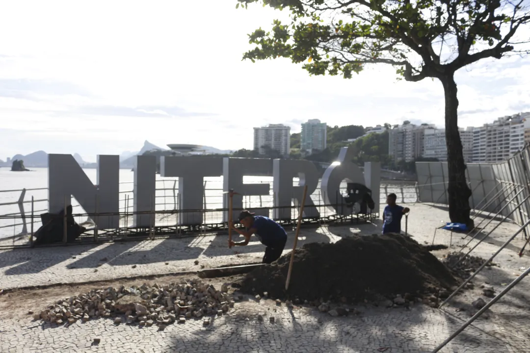 Os trabalhadores estão efetuando a instalação 