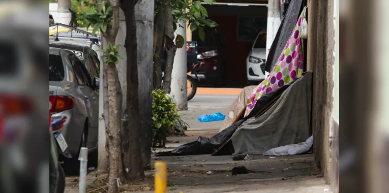 Entre o bloco A e B da universidade, pessoas em situação de vulnerabilidade fazem abrigos em calçadas