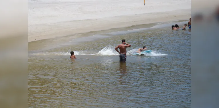 Famílias aproveitam tempo bom em praias de Niterói