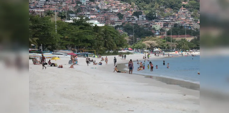 Famílias aproveitam tempo bom em praias de Niterói