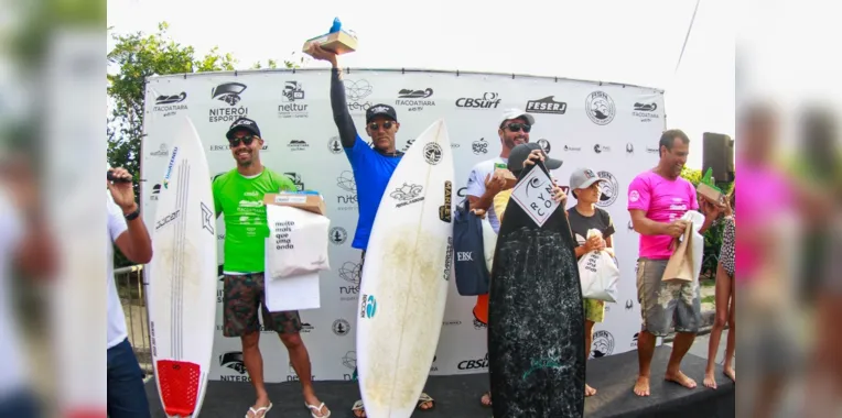 Lendas do surfe dão show na final do CBSurf Itacoatiara Master