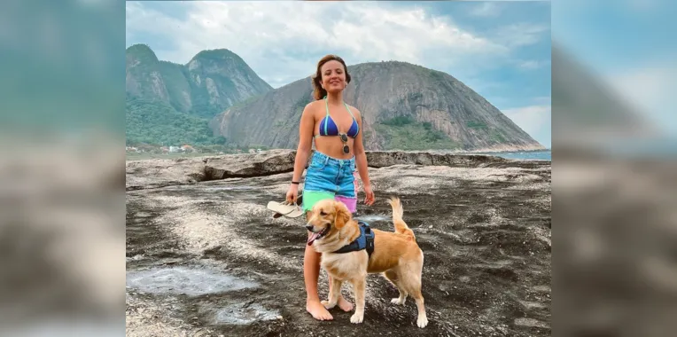 Larissa Manoela e seu cachorro na praia de Itacoatiara, em Niterói, nesta sexta-feira (21)