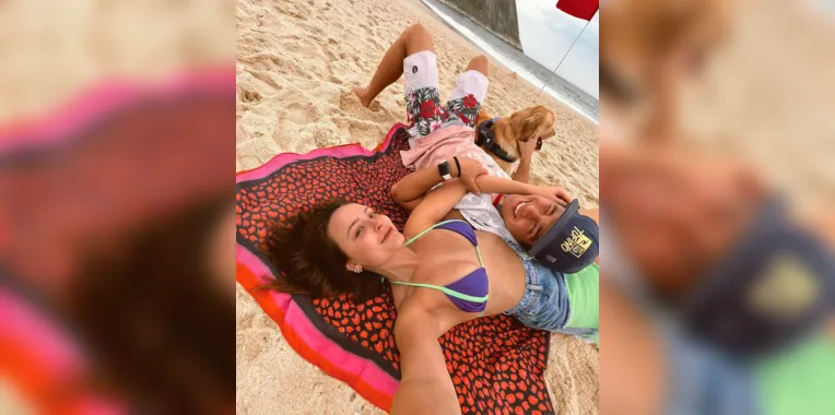 Larissa Manoela curte praia de Niterói com seu namorado