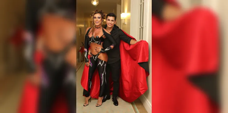 Nicole Bahls vai à festa com Marcelo Viana usando look de Anitta