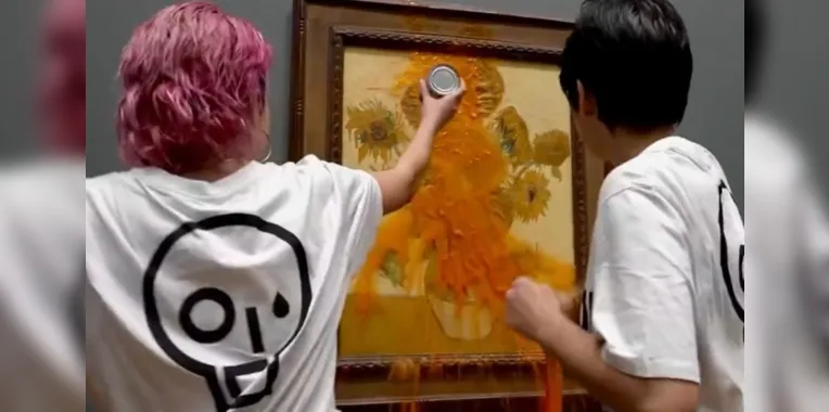 Ativistas jogam sopa de tomate contra o quadro "Girassóis", de Van Gogh