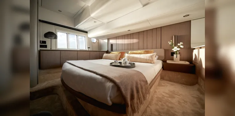 A cabine máster na meia nau impressiona pelas dimensões, pelo design acolhedor, com inúmeros espaços para armazenamento e belíssimo banheiro privativo