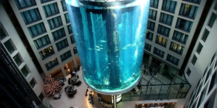 Maior aquário cilíndrico do mundo explode; veja antes e depois