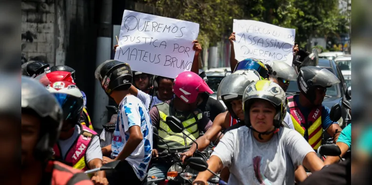 Grupo protesta em Niterói dias após morte de dançarino