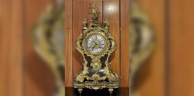 Relógio de Balthazar Martinot — o relógio de pêndulo do Século XVII foi um presente da Corte Francesa para Dom João VI. Martinot era o relojoeiro de Luís XIV. 
