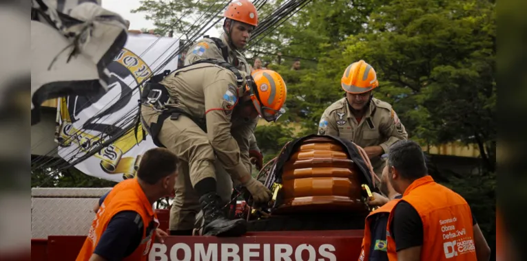 Bombeiros retiram caixão que carrega o corpo de Roberto Dinamite 