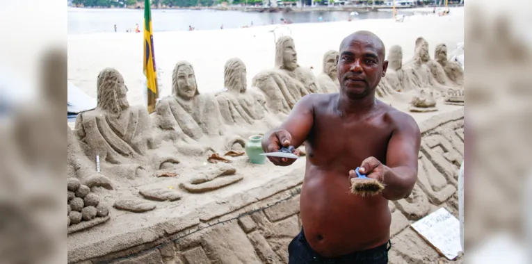 Escultura de areia na praia de Icaraí