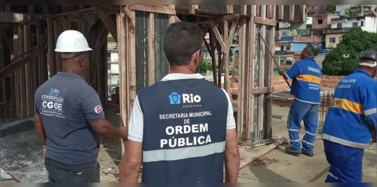 Construção irregular de 10 andares é demolida na Zona Sul do Rio