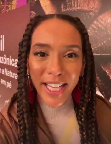 Thais Araújo se jogou nas tranças e estava toda simpática em um camarote exclusivo