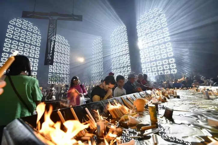 Milhares de fiéis foram à Basílica de Nossa Senhora nesta quarta