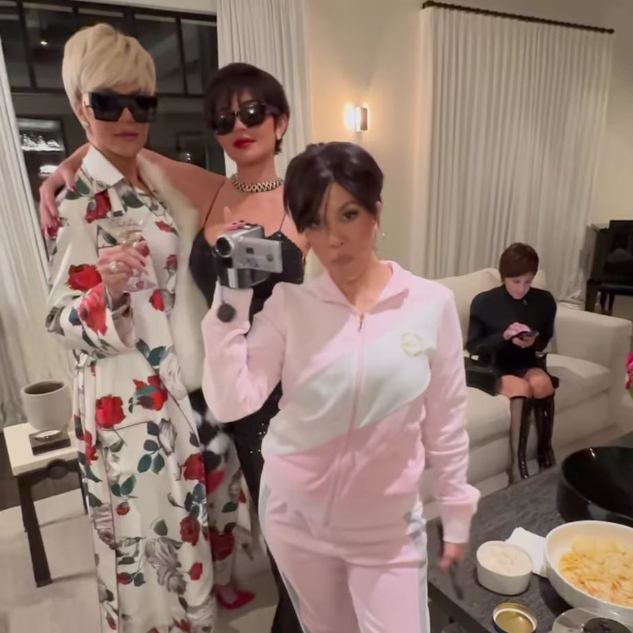 Irmãs aparecem com looks memoráveis de Kris