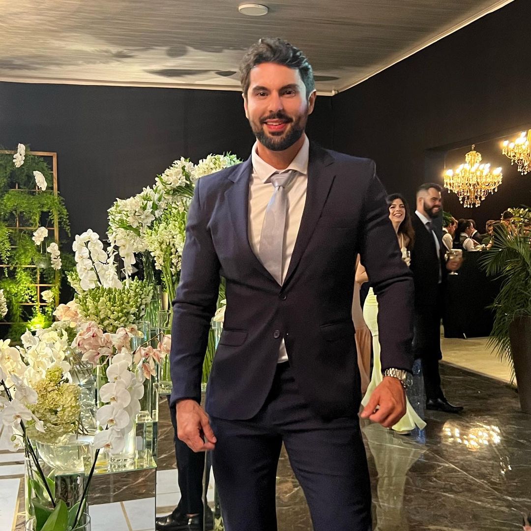 Médico postou uma foto parecida com a do artista no mesmo quarto de hotel