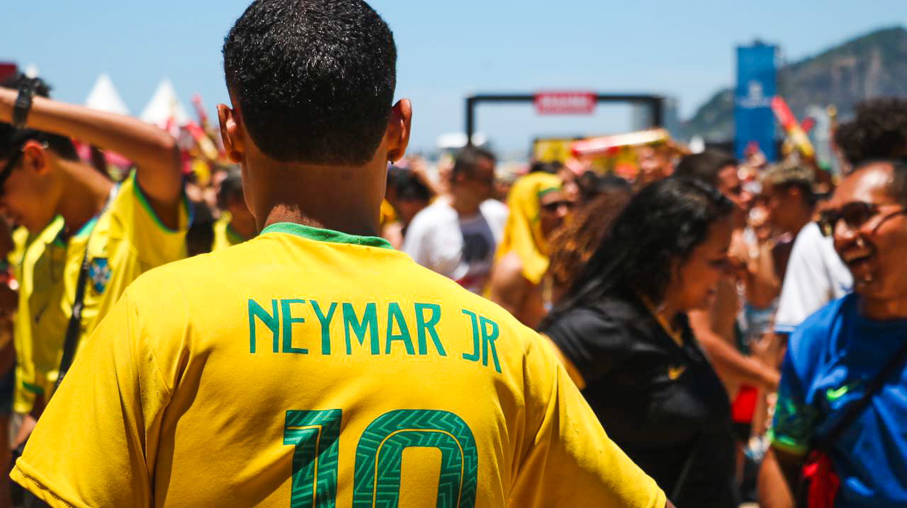 Torcedores lotam praia de Copacabana e arriscam placar