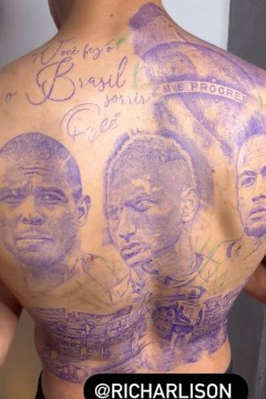 Tatuagem é uma homenagem aos ídolos do jogador