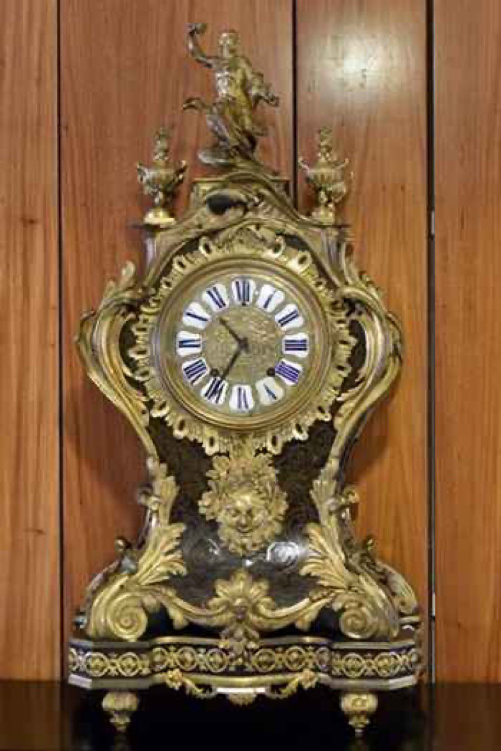 Relógio de Balthazar Martinot — o relógio de pêndulo do Século XVII foi um presente da Corte Francesa para Dom João VI. Martinot era o relojoeiro de Luís XIV.