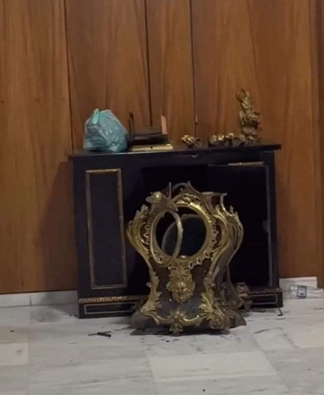 O relógio ficou completamente destruído e será muito difícil ser restaurado