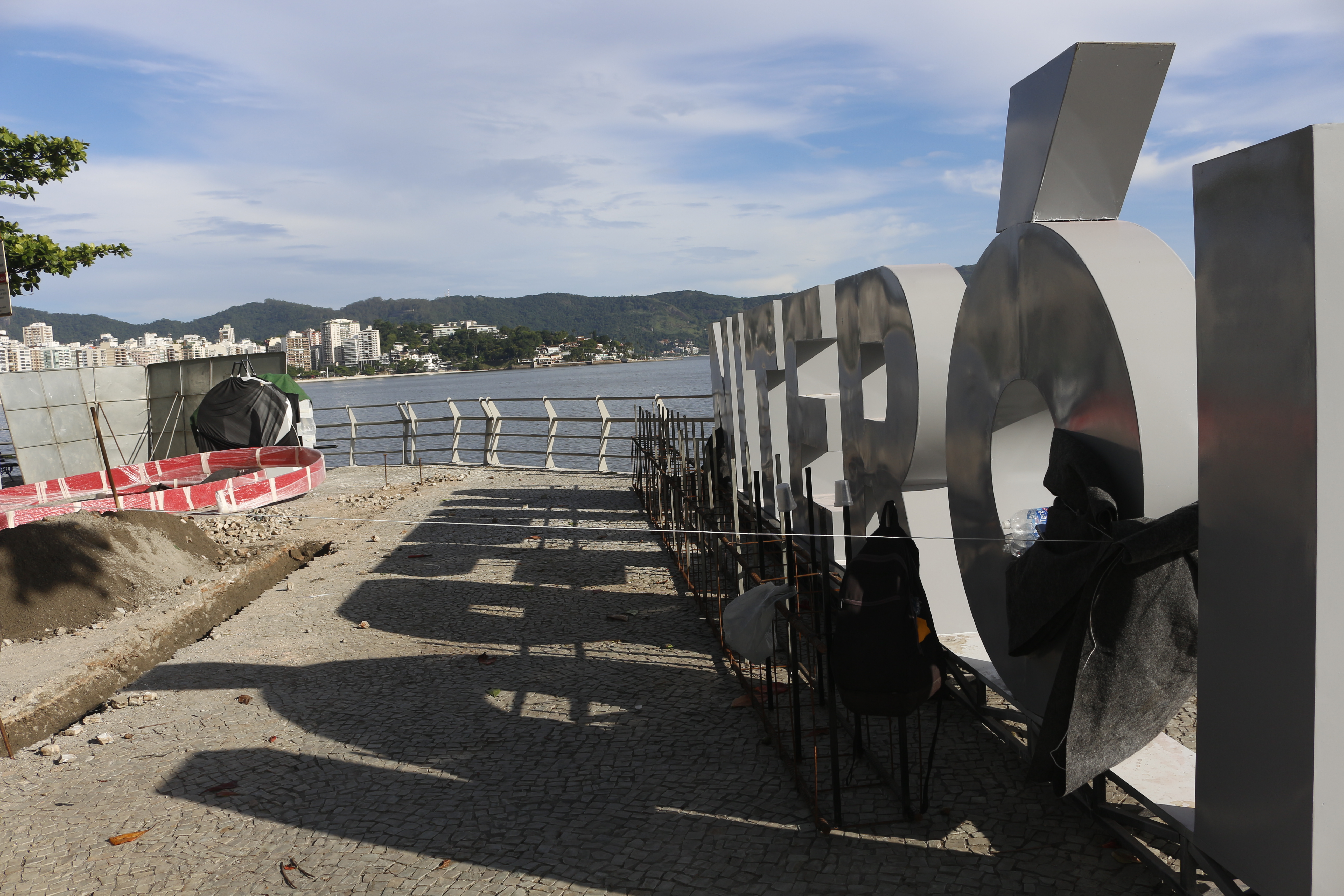 A placa está sendo instalada