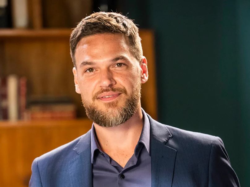 Emílio Dantas será o abusivo Theo, marido de Clara (Regiane Alves)