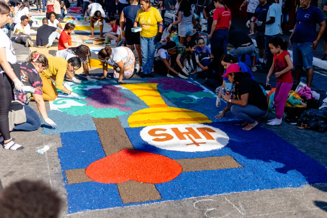 Os tapetes são feitos com sais de diversas cores 