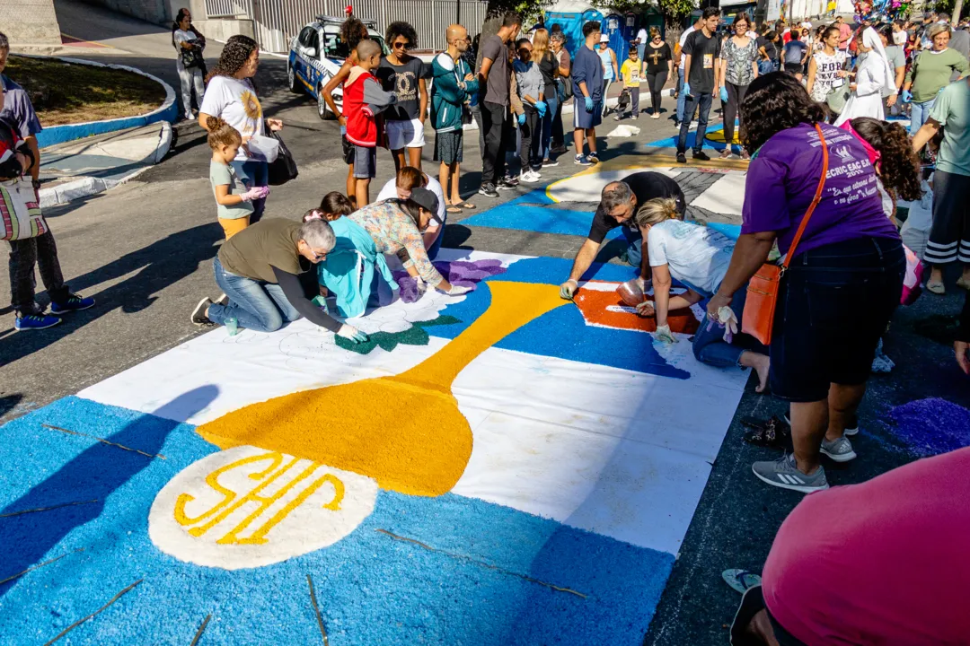 Os tapetes são feitos com sais de diversas cores 