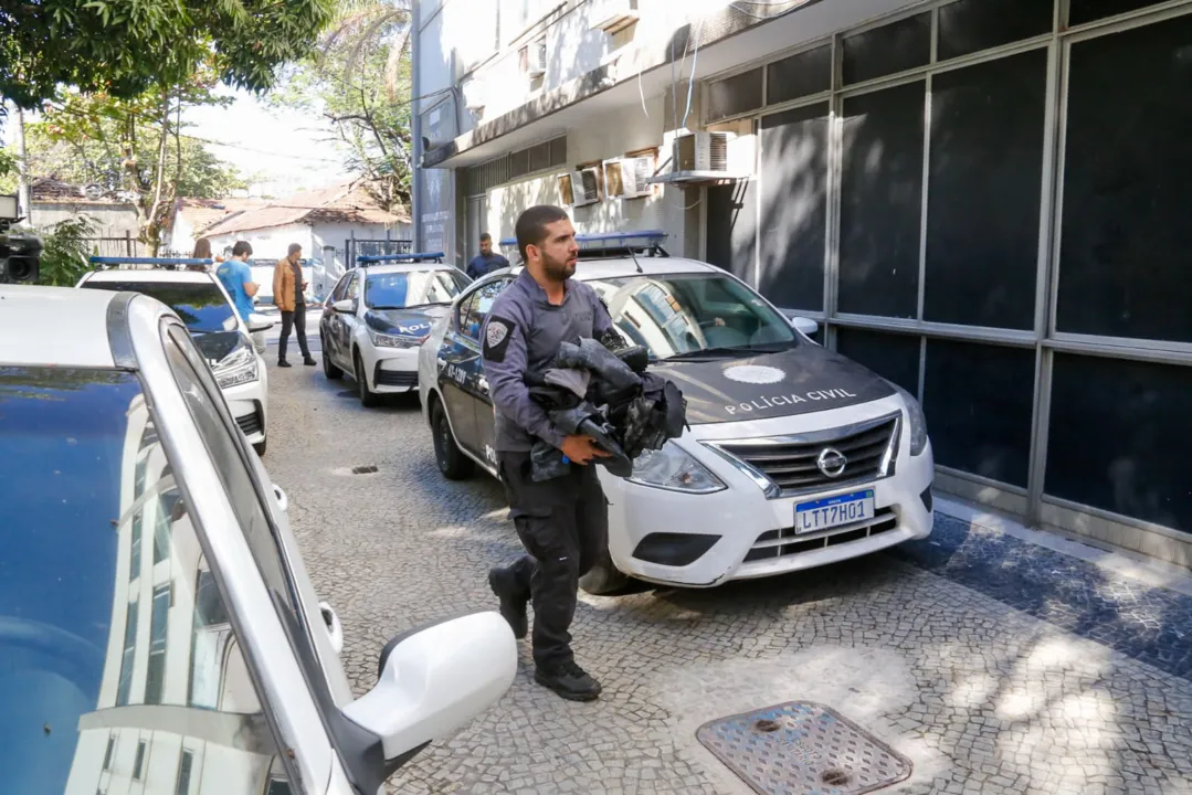 Foram apreendidos eletrônicos e armas