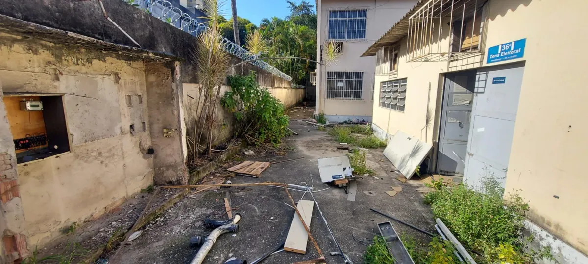 Antiga Zona Eleitoral é invadida e destruída em São Gonçalo