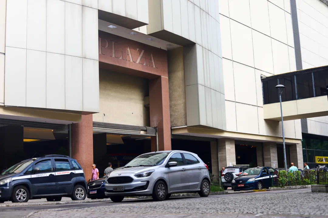 Alguns ambulantes vendem balas nos shoppings de Niterói 