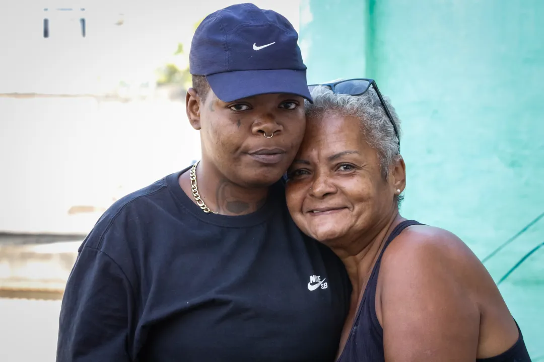 Zayre e sua mãe Aurélia Maria Nascimento dos Santos moram juntos hoje. Quem mora com eles também é o filho de Zayre de 8 anos 