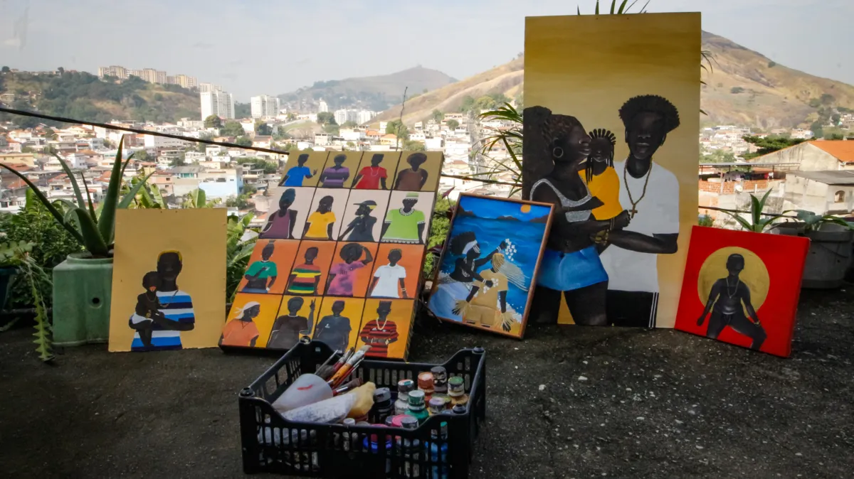 Zayre pinta sobre identidades da favela 