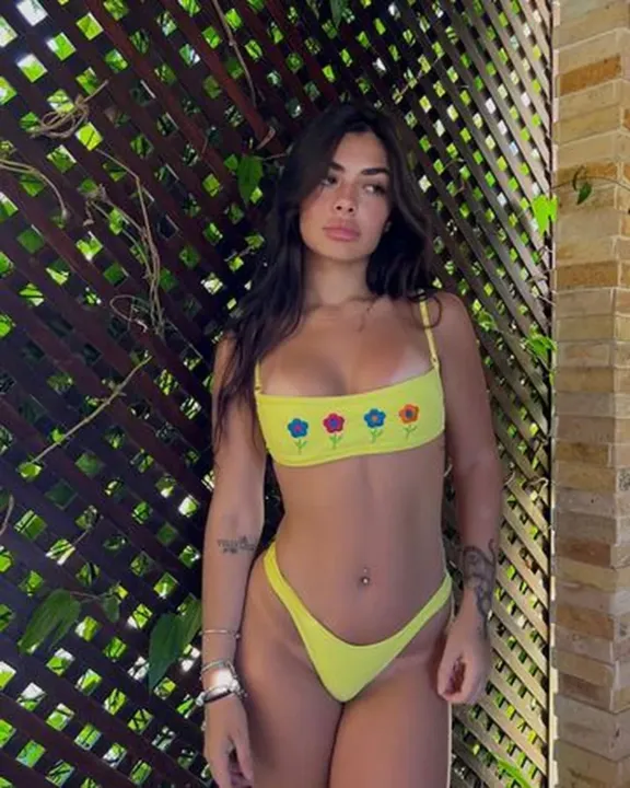 Carol Pacheco é modelo e influenciadora carioca, de 19 anos