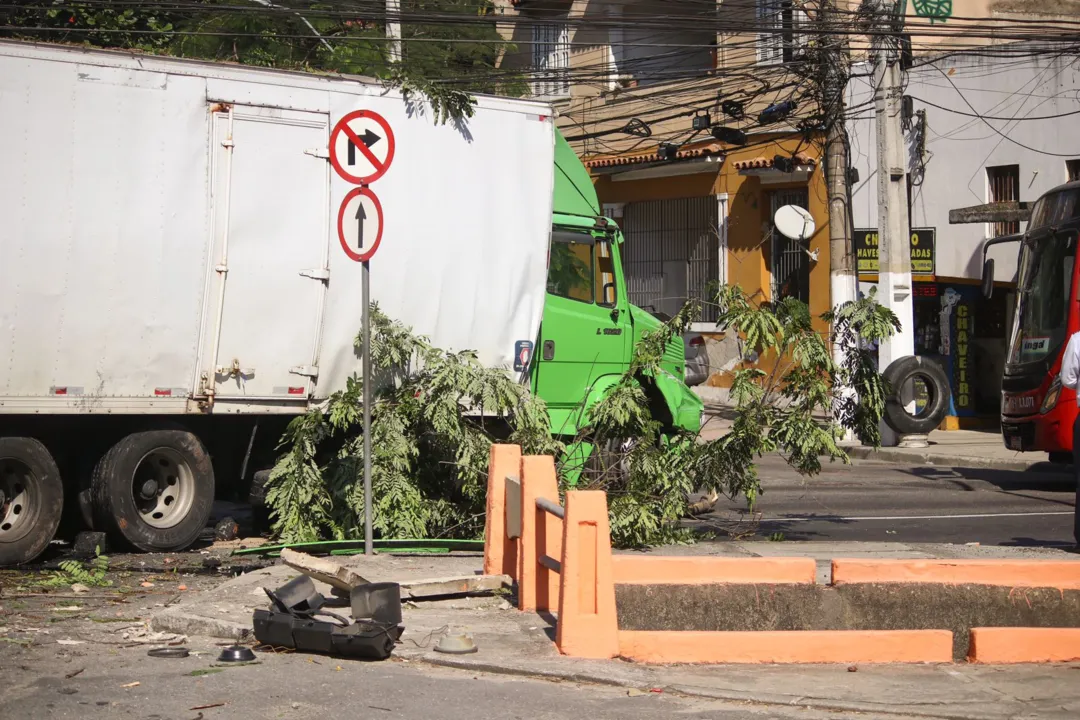 Caminhão perde freio e invade pista contrária na Alameda; vídeo