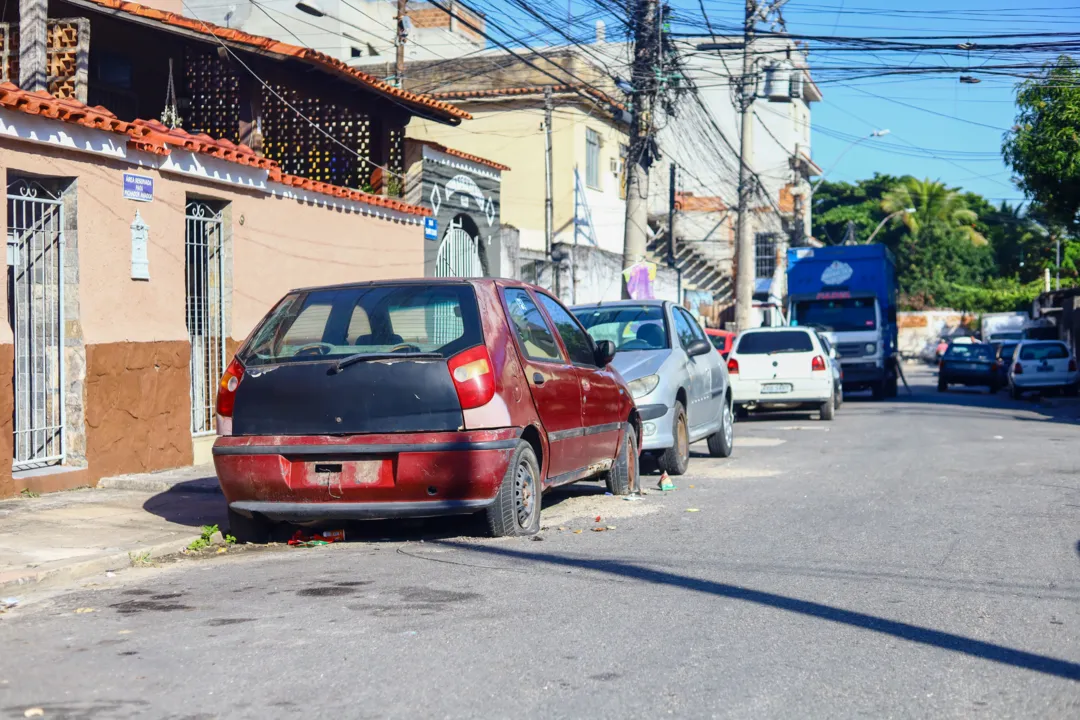 O carro está abandonado na rua há um ano 