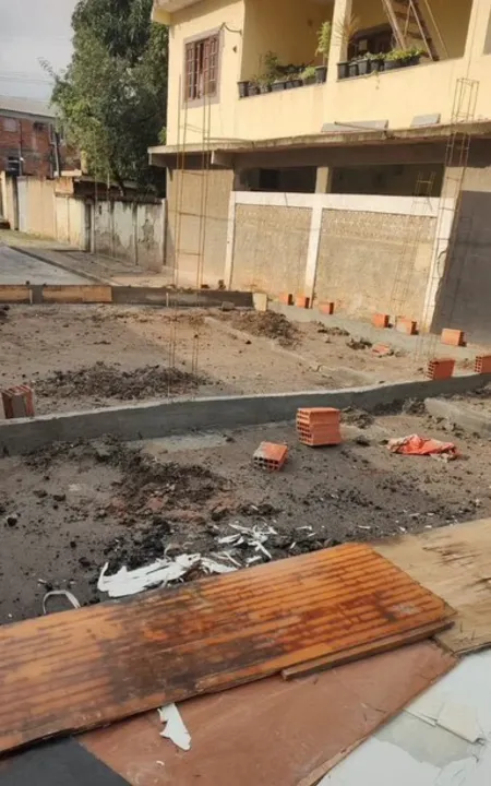 Casa estava no meio da rua em Duque de Caxias