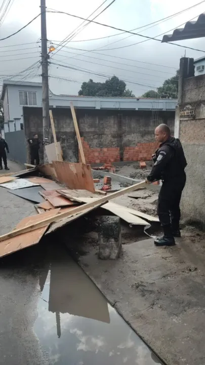 Casa estava no meio da rua em Duque de Caxias