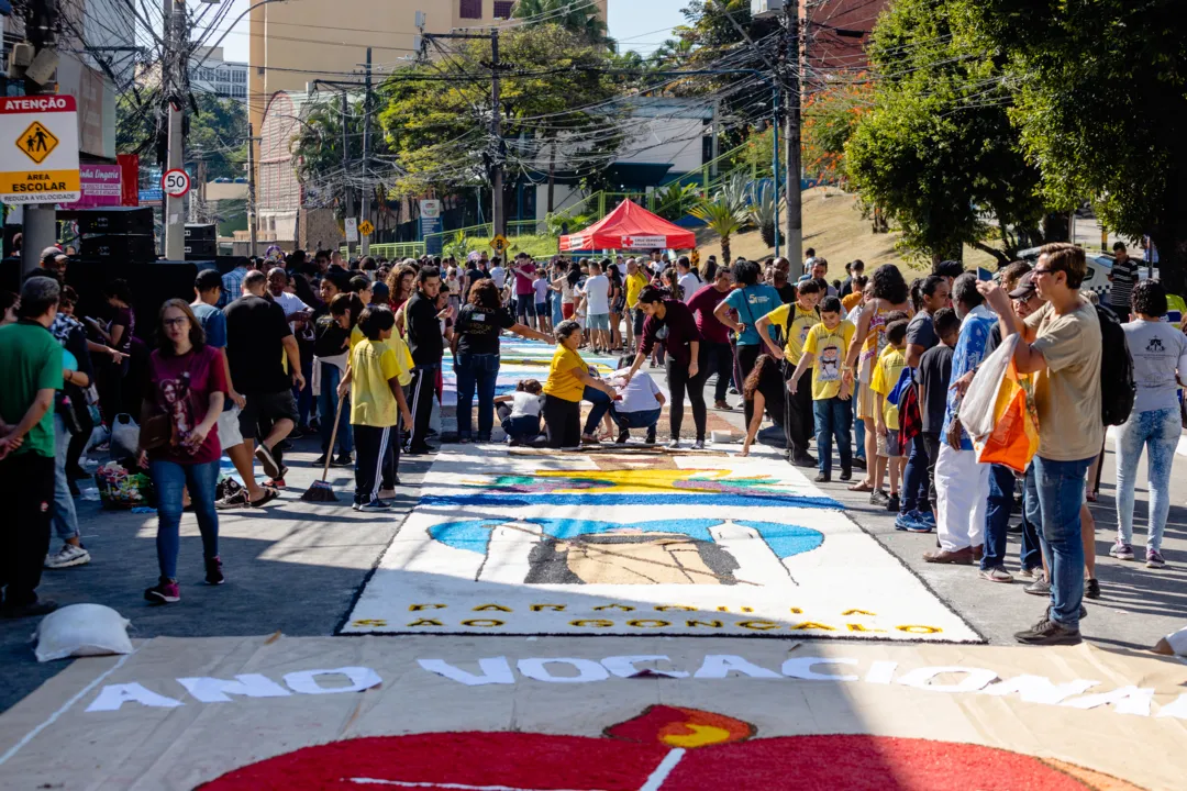 Corpus Christi: veja fotos do maior tapete de sal da América Latina