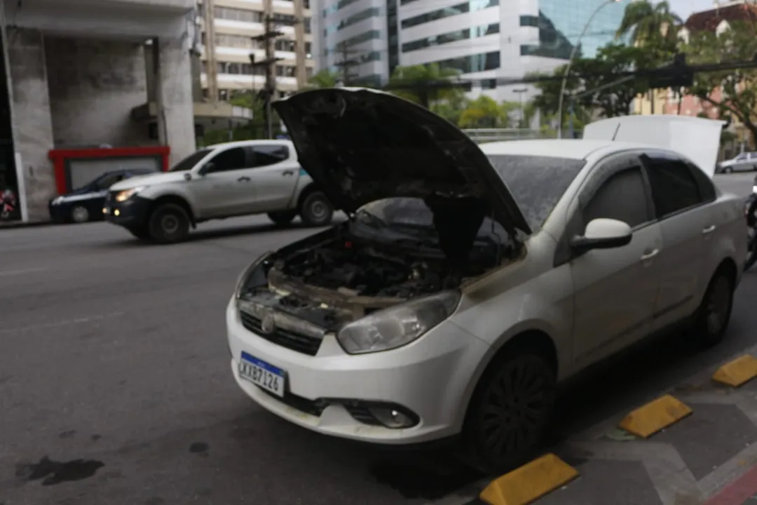 Carro pegou fogo na Amaral Peixoto, no Centro de Niterói