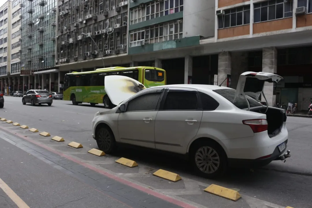 Carro pegou fogo na Amaral Peixoto, no Centro de Niterói