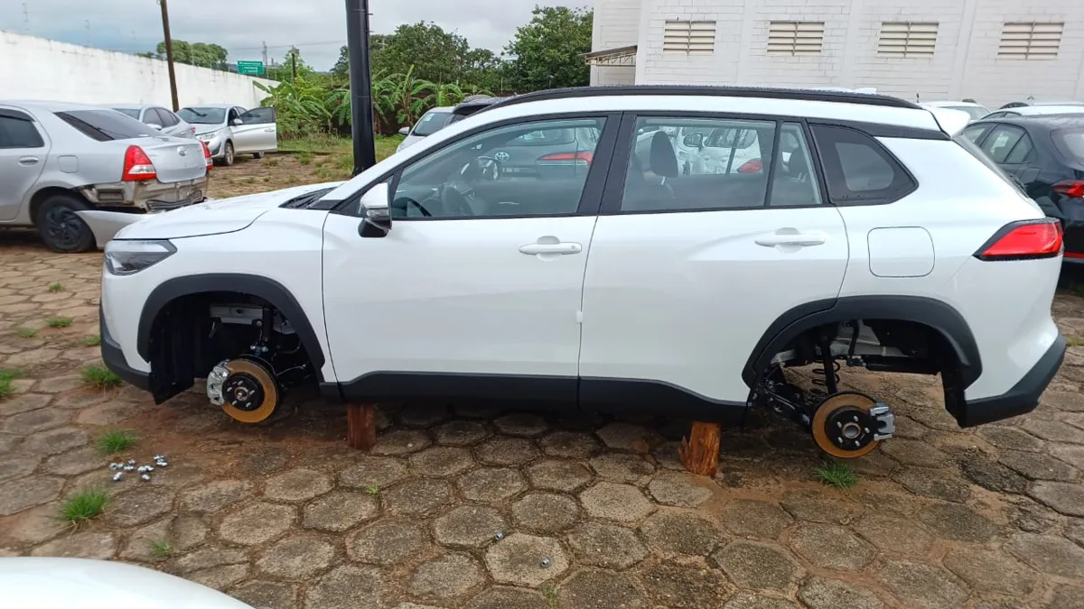 Carros com rodas furtadas