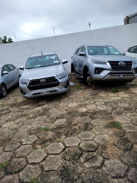 Carros com rodas furtadas