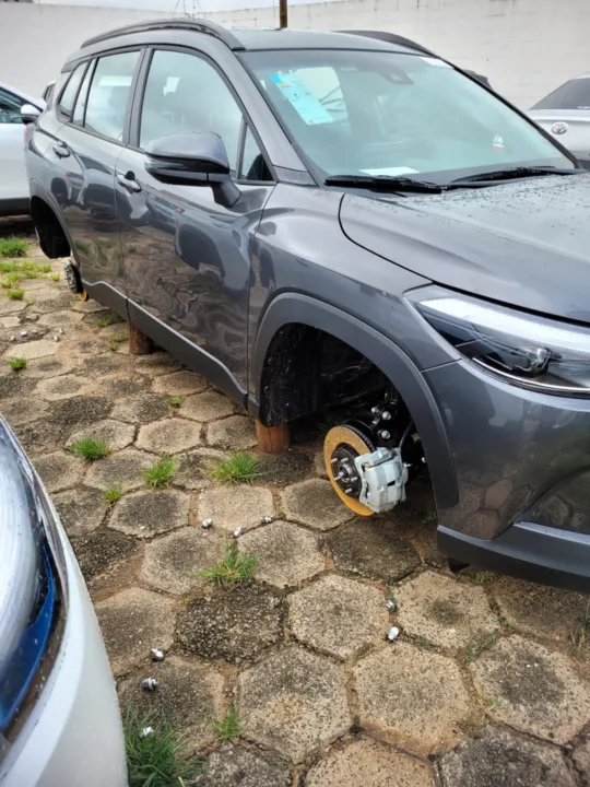 Carros com rodas furtadas