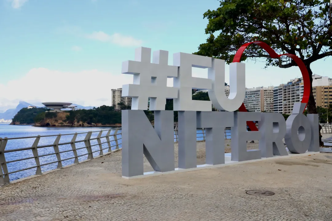 Letreiro 'Eu Amo Niterói' é inaugurado na orla de Icaraí