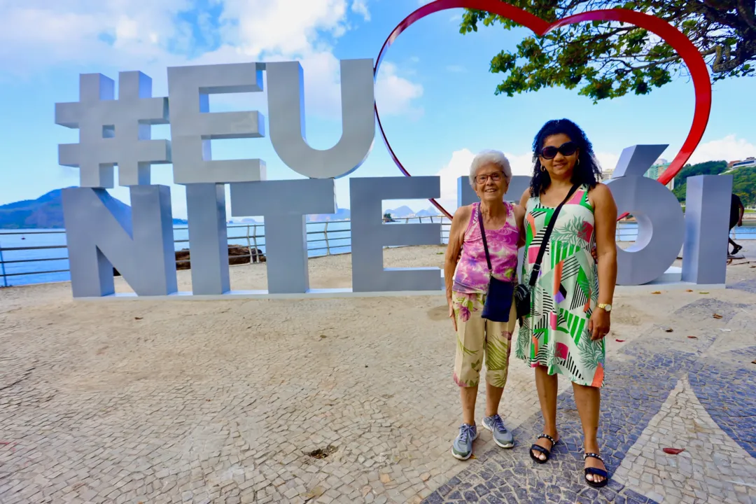 Letreiro 'Eu Amo Niterói' é inaugurado na orla de Icaraí