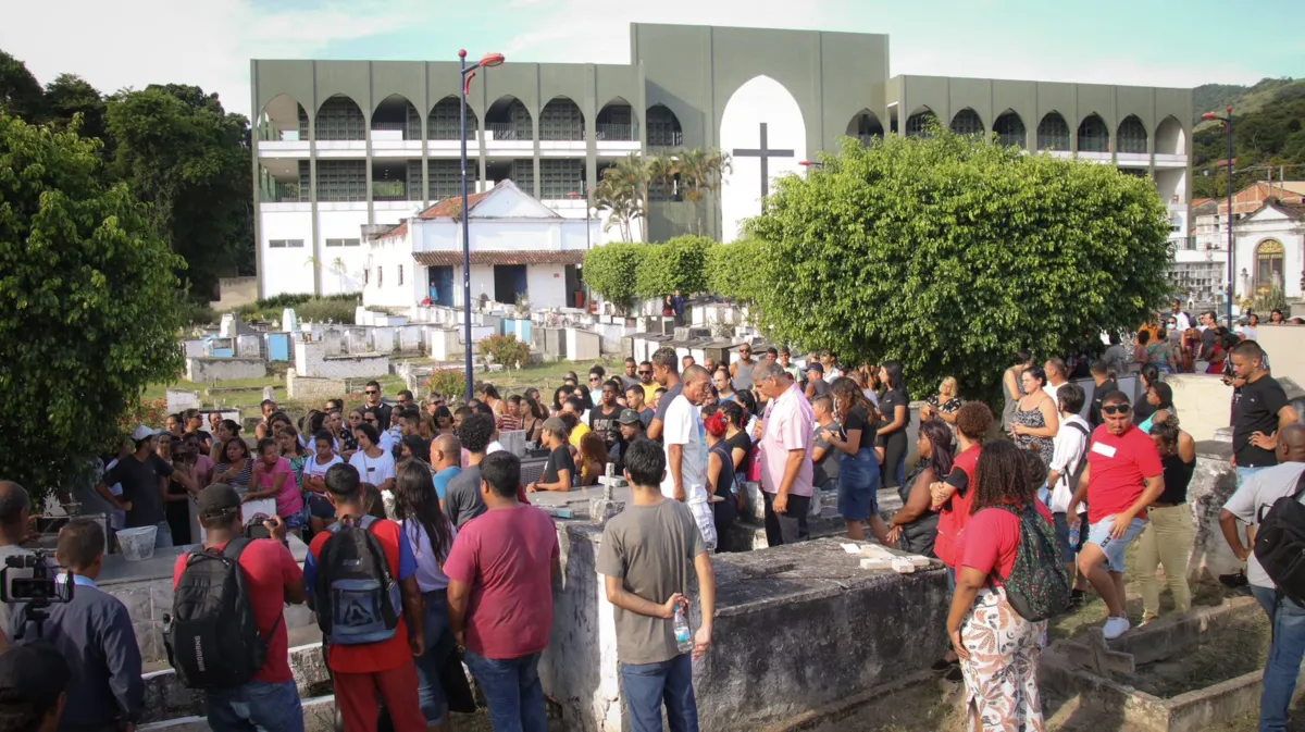 'Vamos à rua, vamos gritar', diz prima em enterro de Maria Eduarda