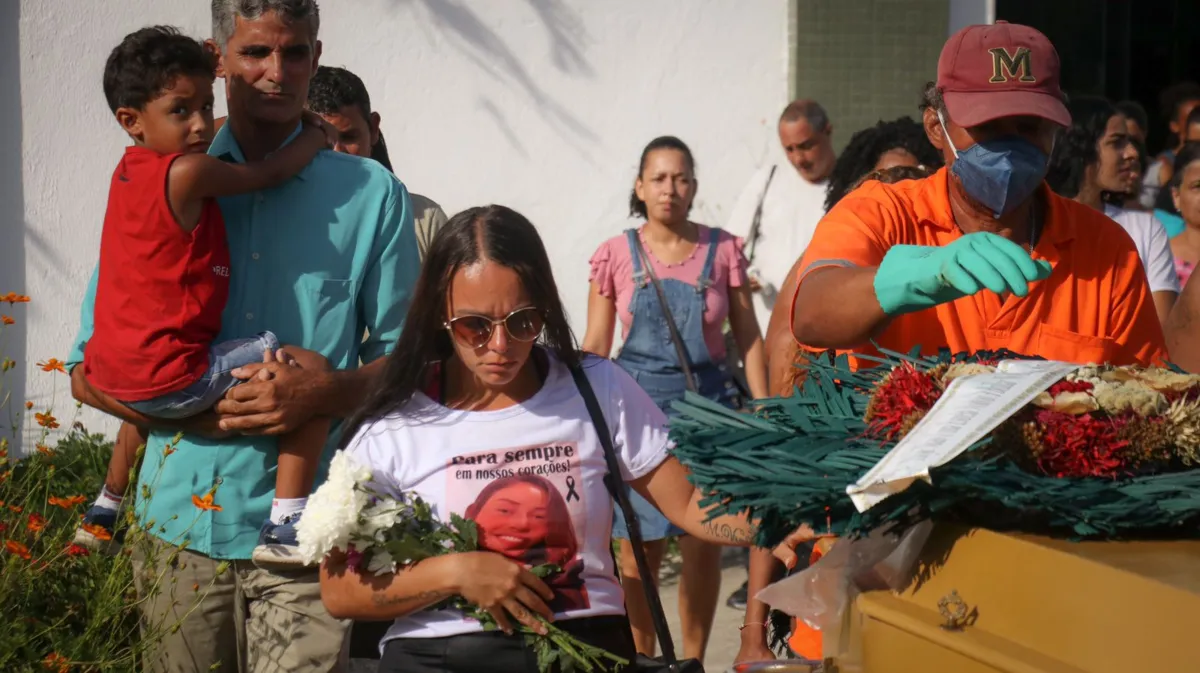 'Vamos à rua, vamos gritar', diz prima em enterro de Maria Eduarda